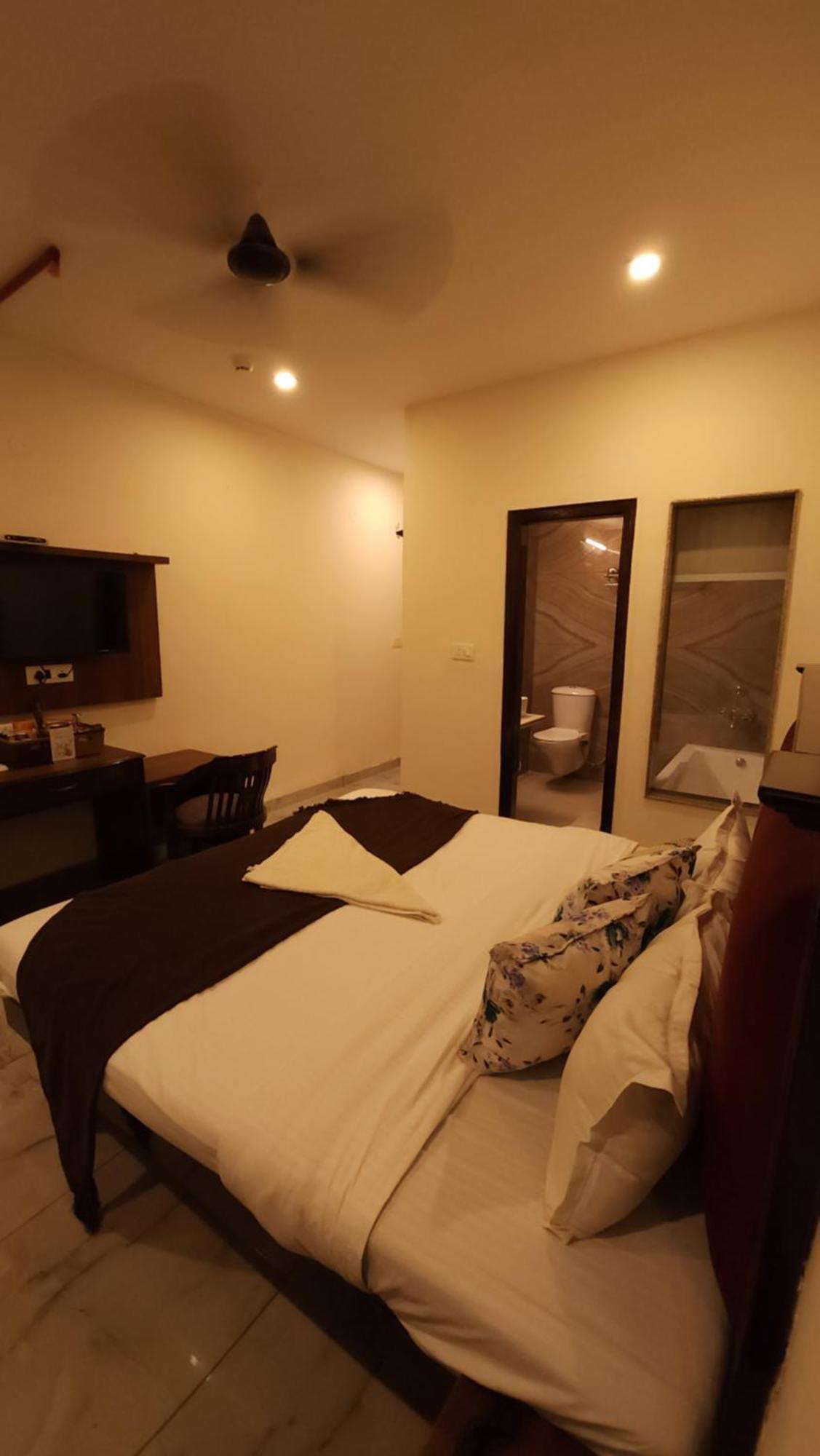 Hotel Multitech Premium Chandīgarh Exterior foto